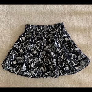 🔴H&M black and white skirt with leaf flower print
